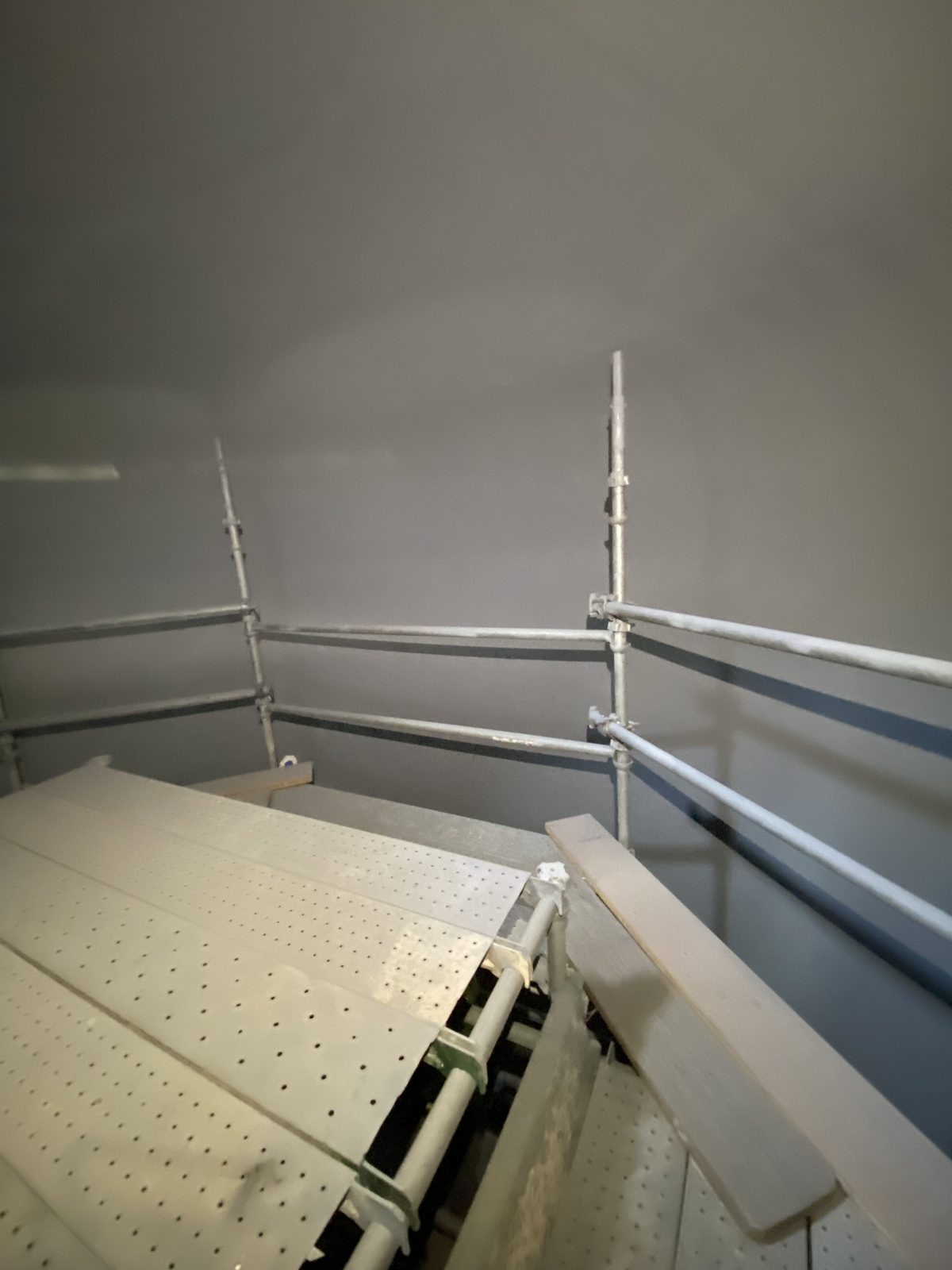 Food-grade lined tank interior